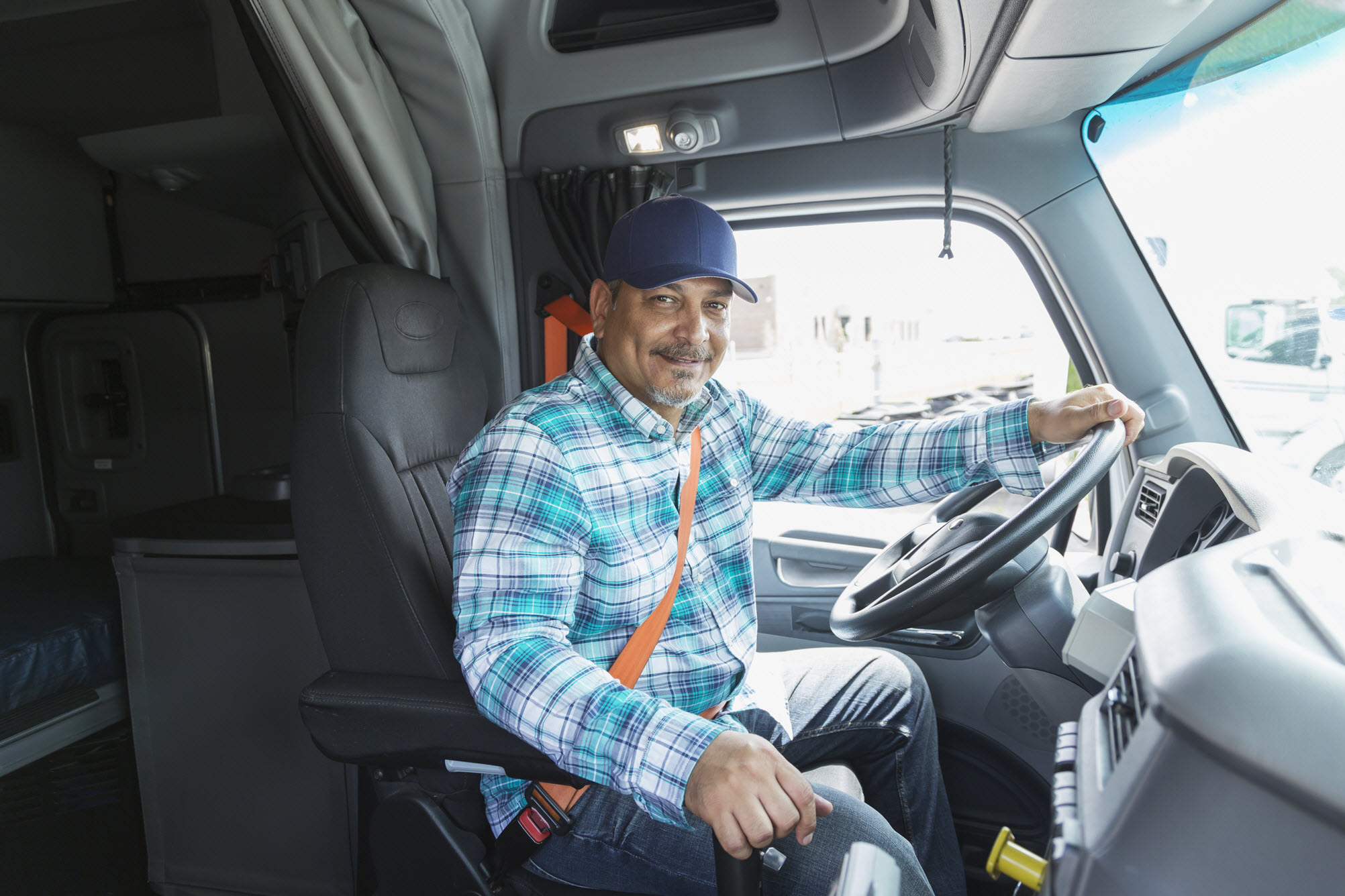 Владелец грузовика. Truck Driver. Semi Truck Driver. Мусульманский дальнобойщик. Американский певец водитель грузовика.