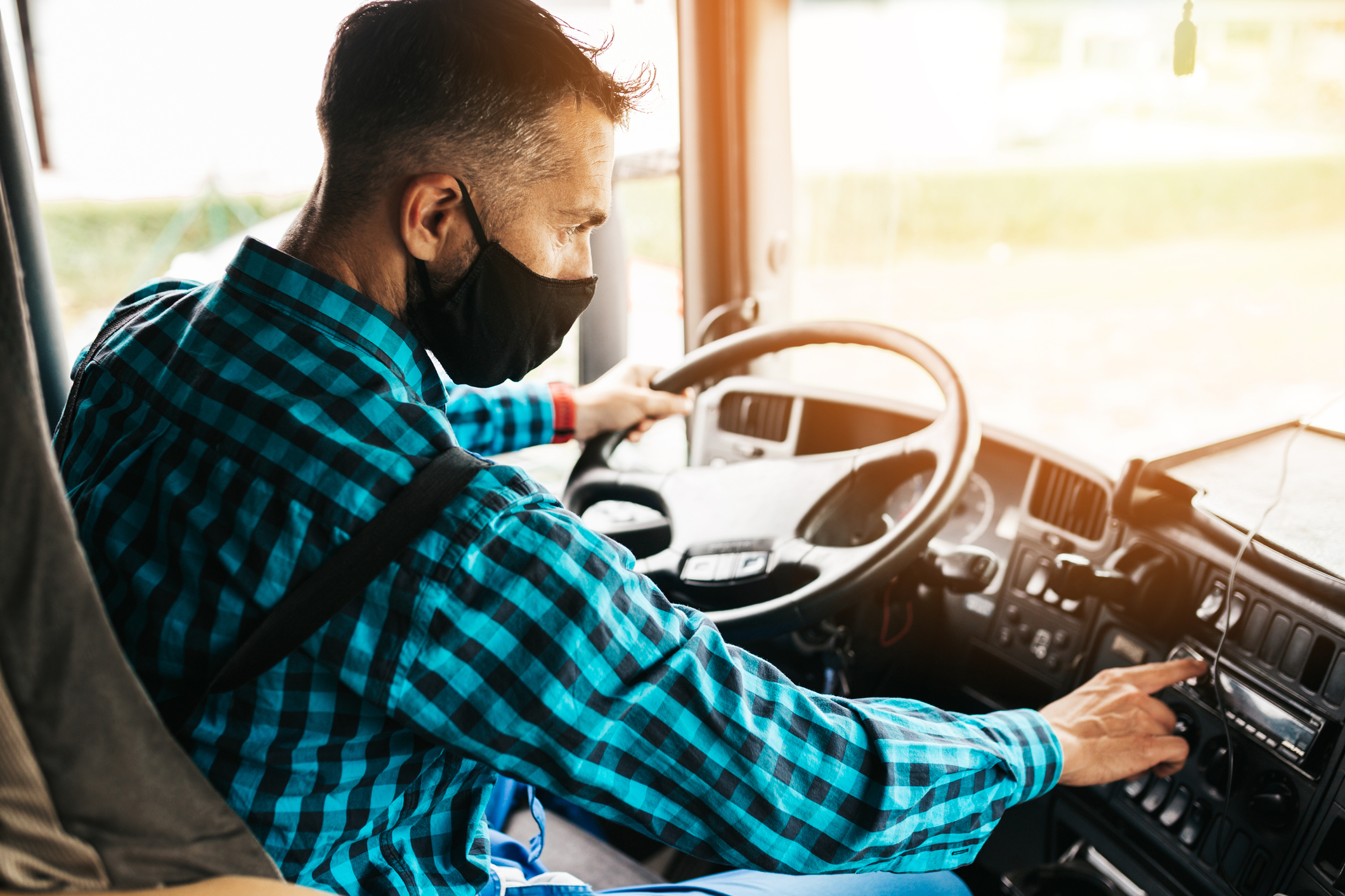Truckers: What Can You Do To Prevent Distracted Driving? - Deeley Insurance  Group
